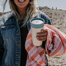 Load image into Gallery viewer, Tasse recyclée blanc & bleu - Circular&Co