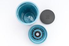 Load image into Gallery viewer, Tasse recyclée blanc &amp; bleu - Circular&amp;Co
